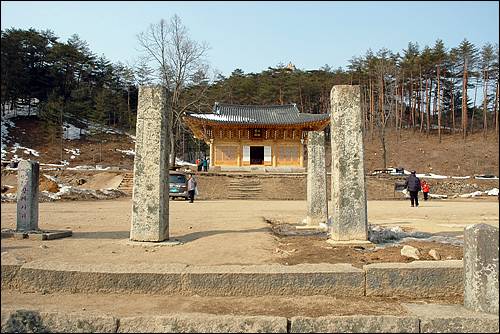 신계사 누문의 돌기둥. 3층 석탑과 함께 과거의 흔적을 보여주고 있습니다. 